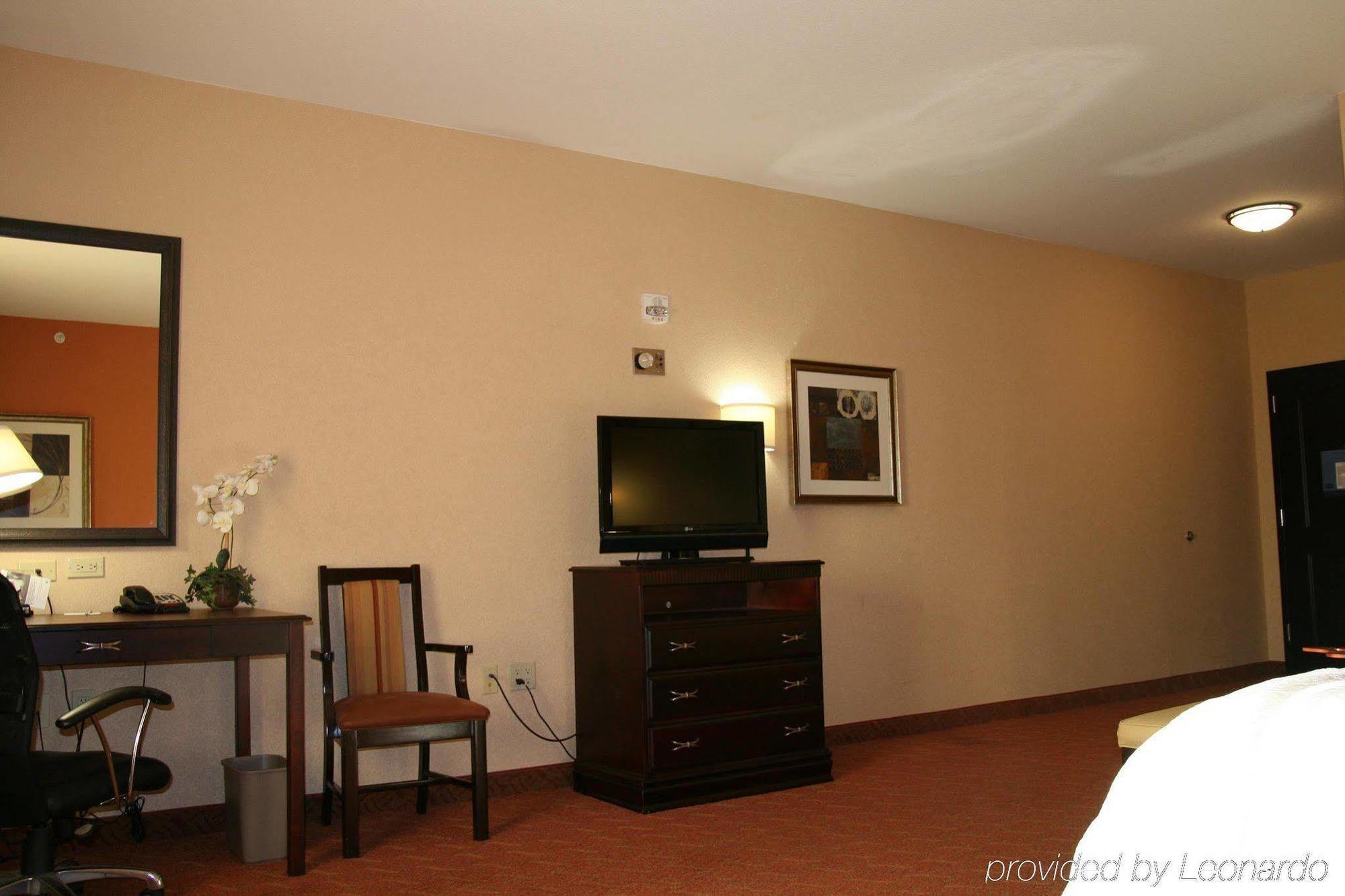 Durant Inn & Suites Room photo